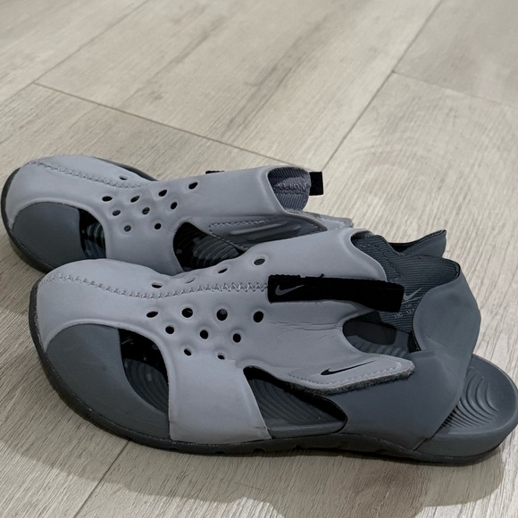 Nike Little Kids Sandals Shoes Size 13C Gray Black Lightweight gently used. - Picture 4 of 6